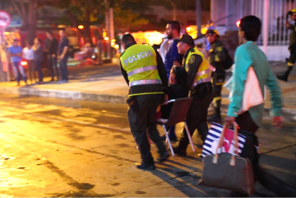 Agentes de la Policía Metropolitana apoyando la evacuación de pacientes.