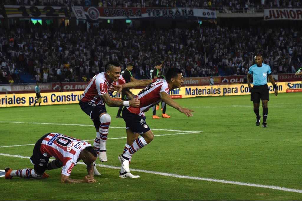 Jonatan Álvez y Jarlan Barrera celebrando el gol con Teófilo Gutiérrez.