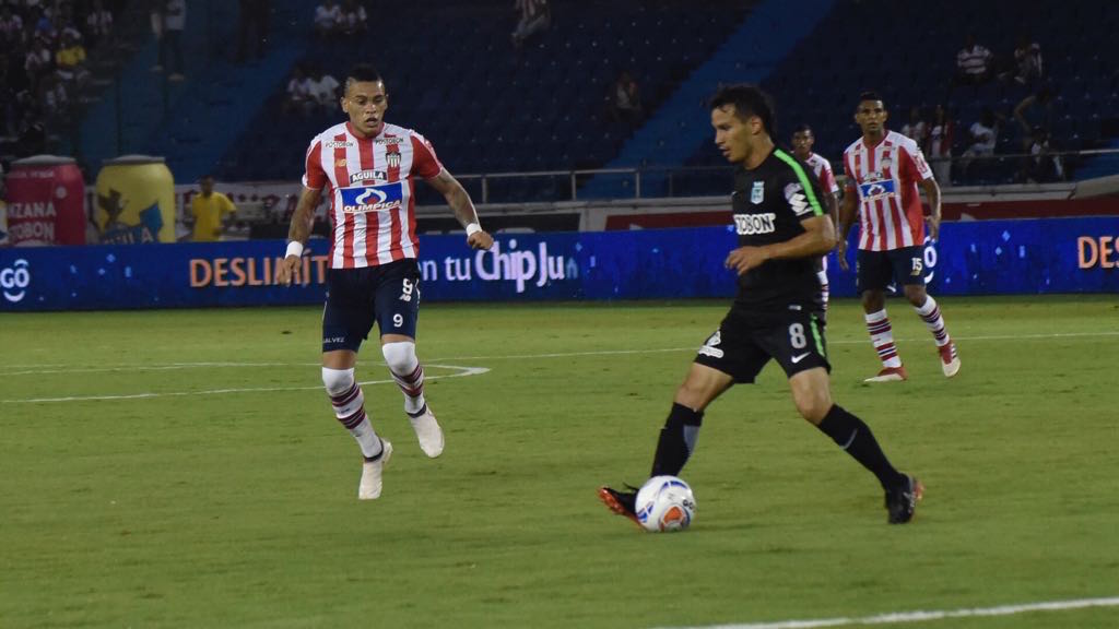 Diego Arias domina el balón ante la llegada de Jonatan Álvez.