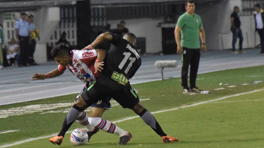 Andrés Rentería disputa el balón con David Murillo.
