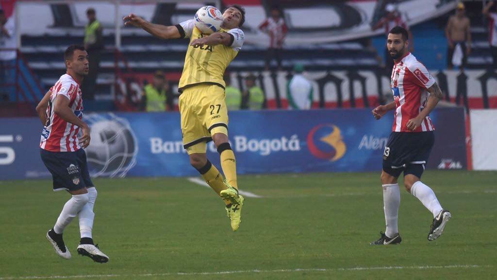Pablo Vranjicán controla una pelota para despejar un ataque 'tiburón'.