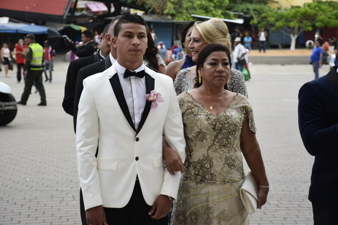 El jugador Alexis Pérez junto a su madre entrando a la iglesia.