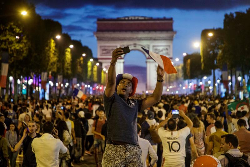 Los miles de aficionados también hicieron la fiesta en otro lugar emblemático de París, los Campos Elíseos, donde miles de seguidores se lanzaron a la avenida con banderas y petardos en imágenes que recordaron los festejos del Mundial del 98.