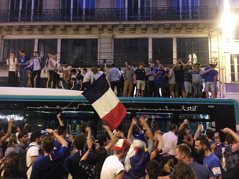 La celebración invadía también las calles en todo Francia.
