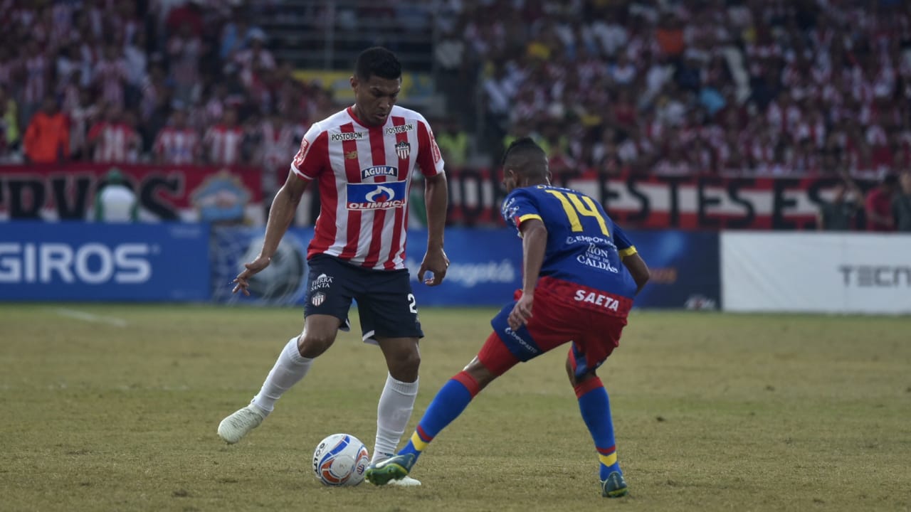 Teófilo Gutiérrez enfrentando la marca de Ederson Moreno.