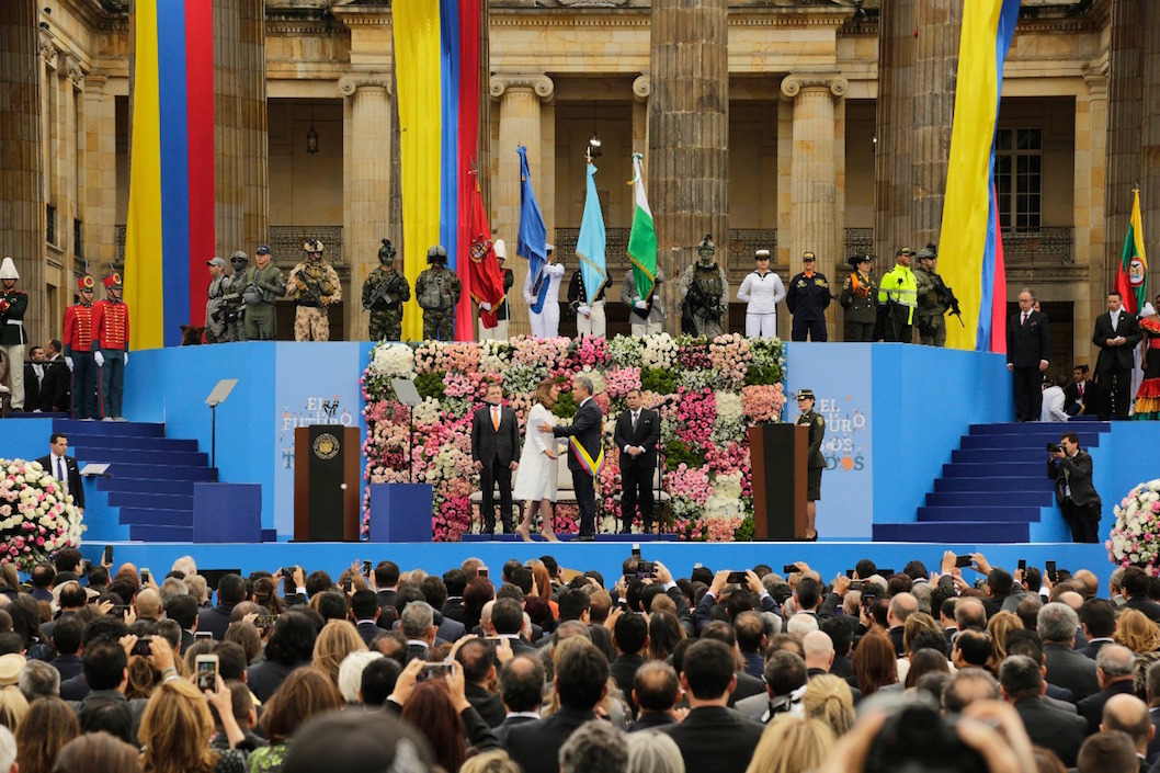 La Vicepresidenta Marta Lucía Ramírez saluda en la tarima al Presidente Iván duque.