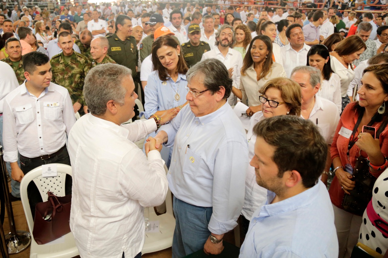 El presidente de Colombia, Iván Duque Márquez, saluda al canciller Carlos Holmes.