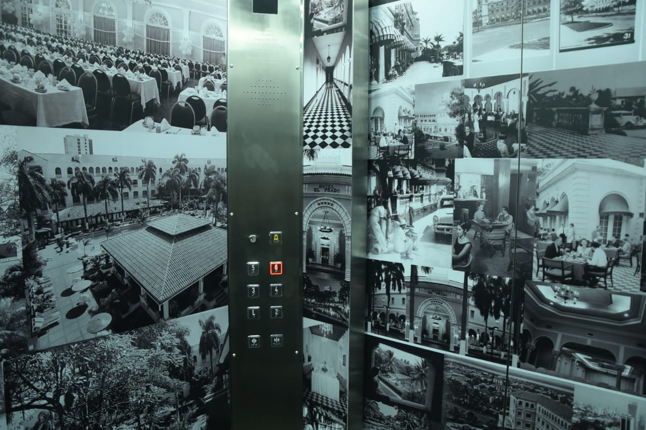 Los ascensores de la torre ejecutiva contienen una galería de fotos antiguas del Hotel El Prado. 