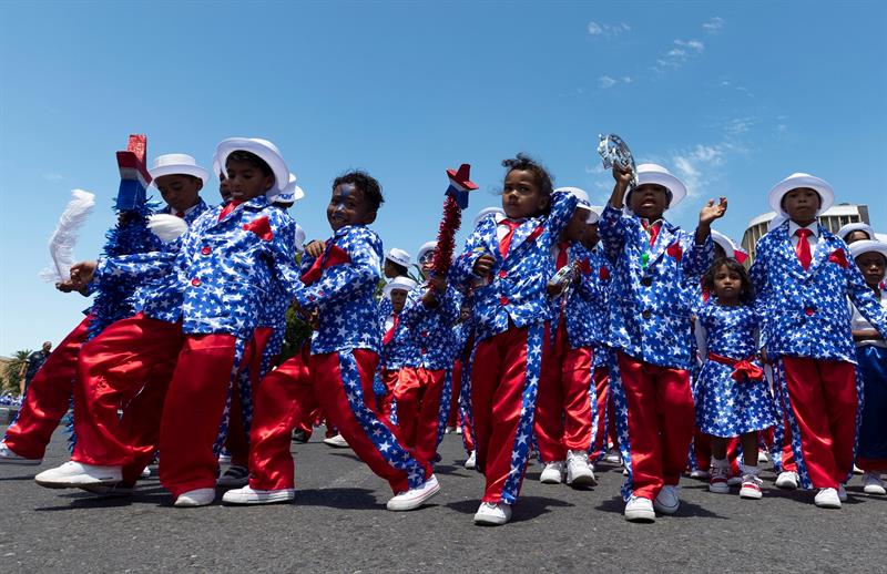 Comparsa bailando en el desfile de Ciudad del Cabo.