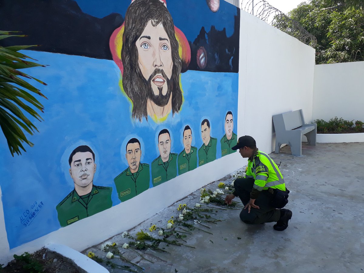 Uniformados colocaron flores sobre el mural dedicado a las víctimas del atentado.