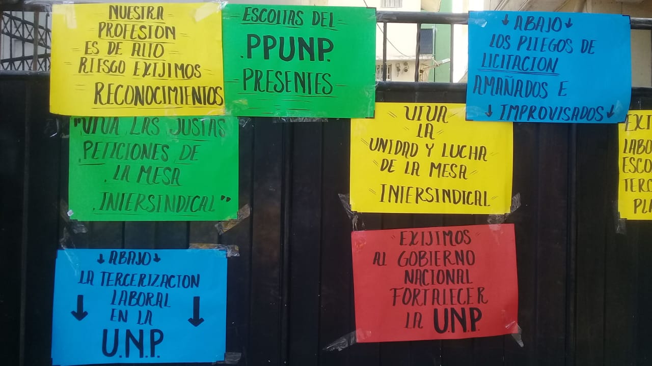 Las pancartas que llevaron los miembros de la UNP.