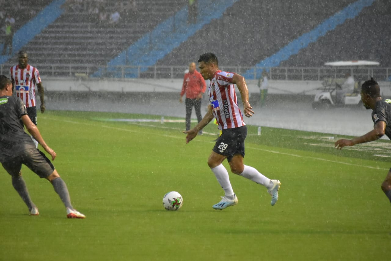 Teófilo Gutiérrez enfrentando la marca visitante.