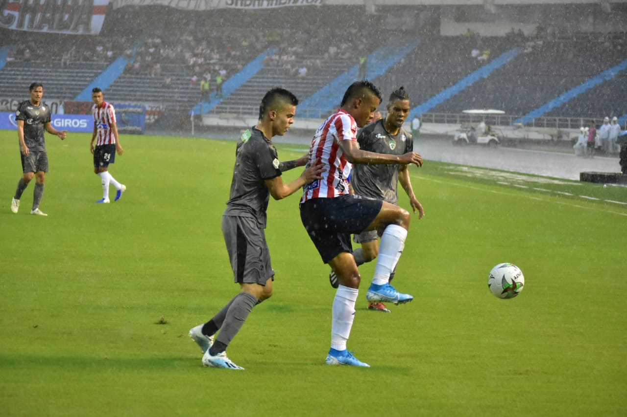 Luis 'El Chino' Sandoval, asegurando el balón ante la marca de La Equidad.
