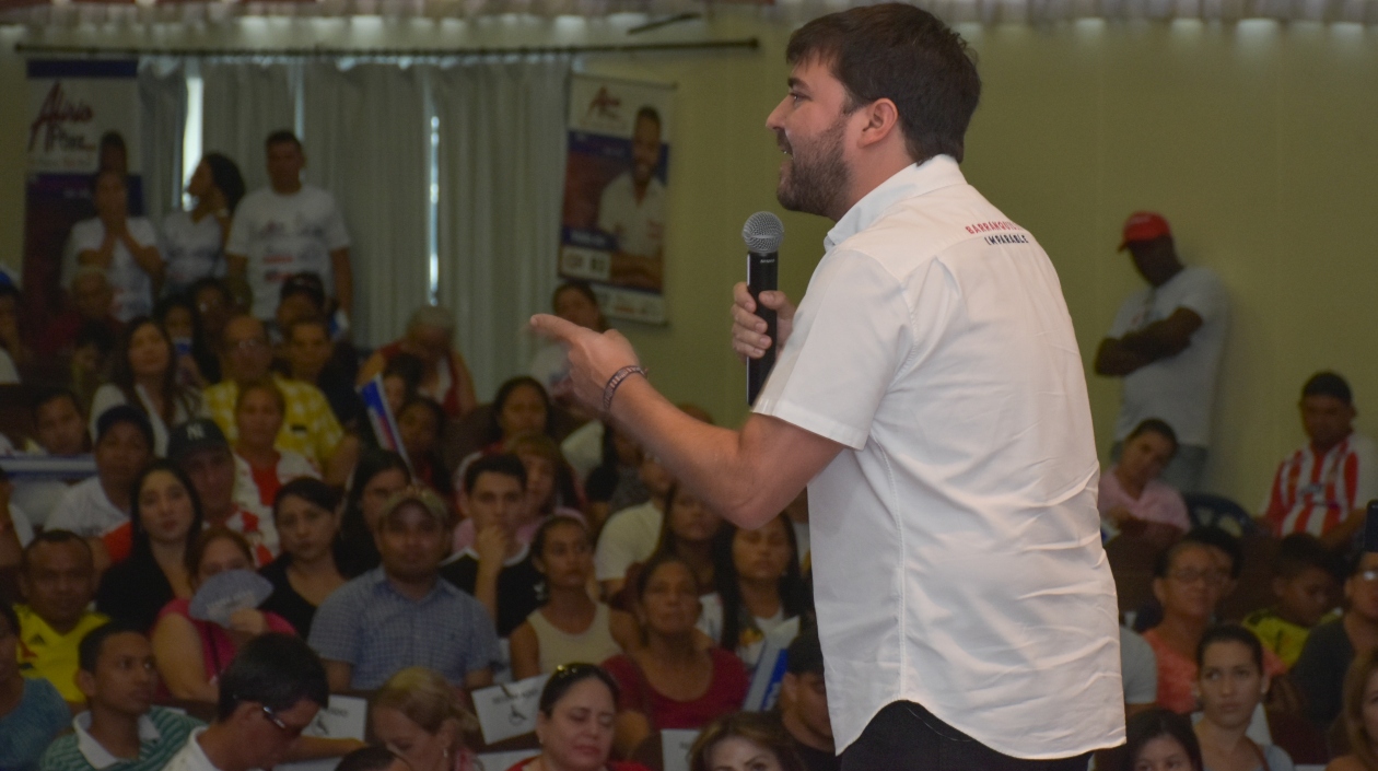El candidato Jaime Pumarejo durante su reunión en el Colegio Americano.