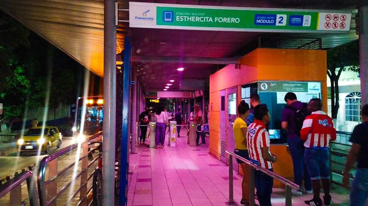 Estación Esthercita Forero, vestida de rosa.