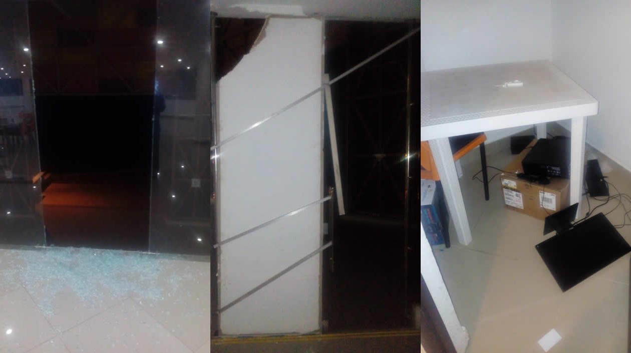 Puertas de vidrios del centro cultural fueron destrozadas por los estudiantes.