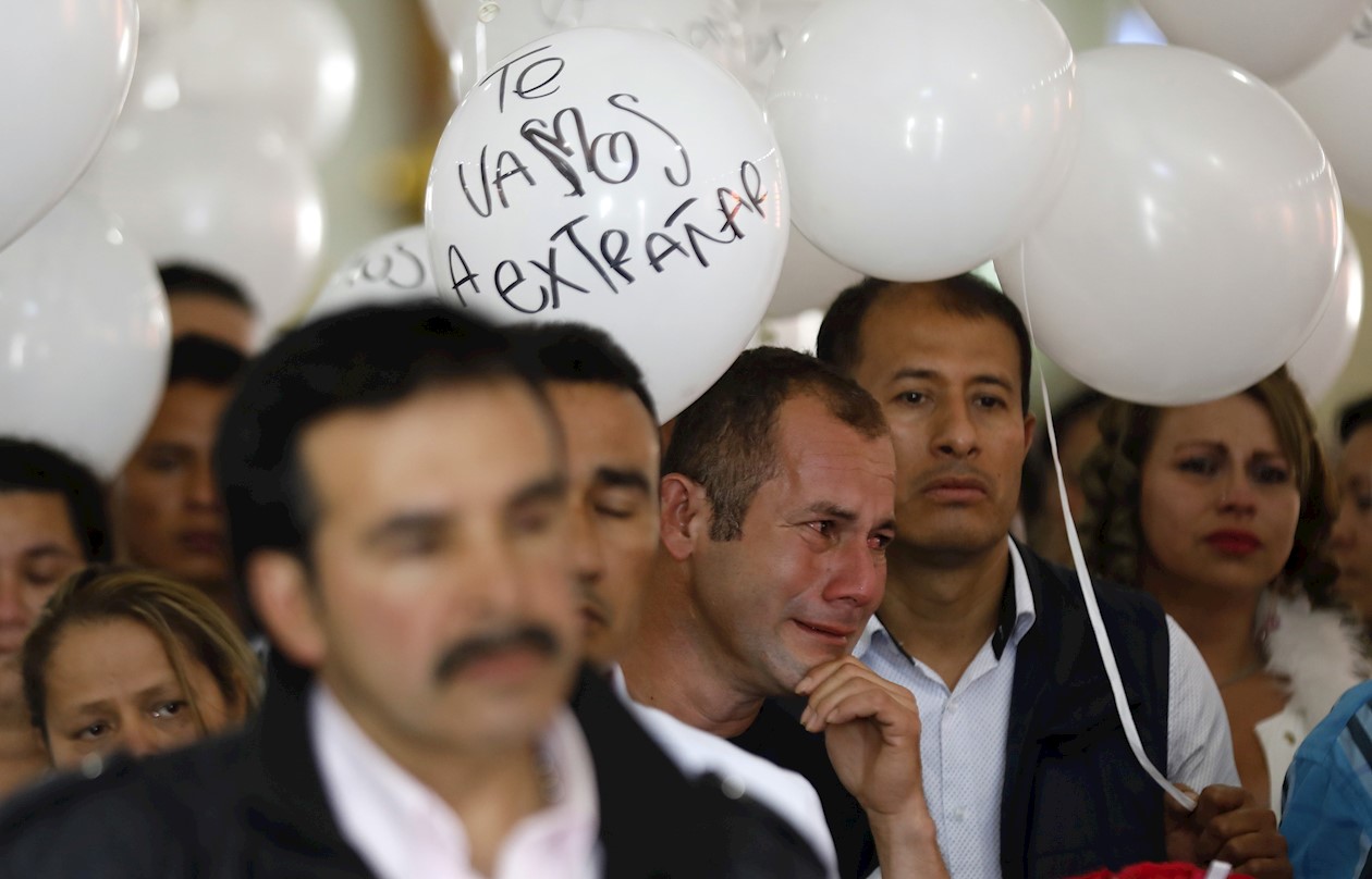  Familiares de Diana Medina Garzón lloran su fallecimiento este viernes en el sur de Bogotá (Colombia). 