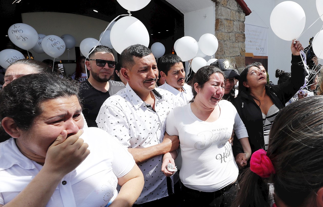 Rosalba Medina (2-d), madre de Diana Medina Garzón, llora hoy viernes, durante el sepelio de su hija.
