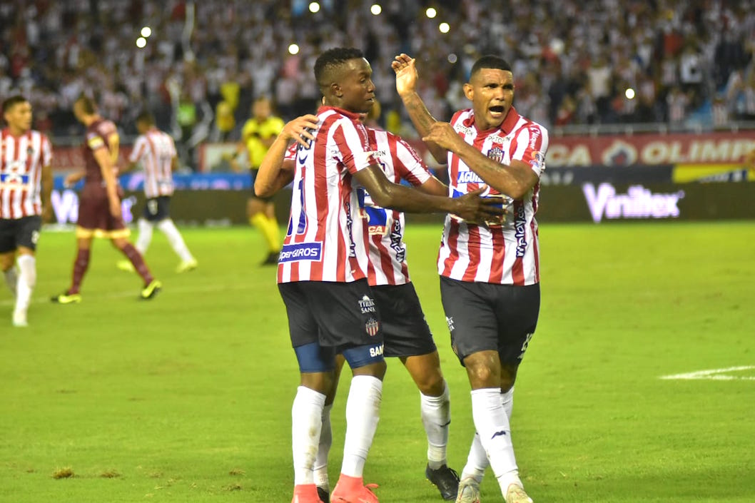 Luis Narváez celebrando el gol del empate con sus compañeros.