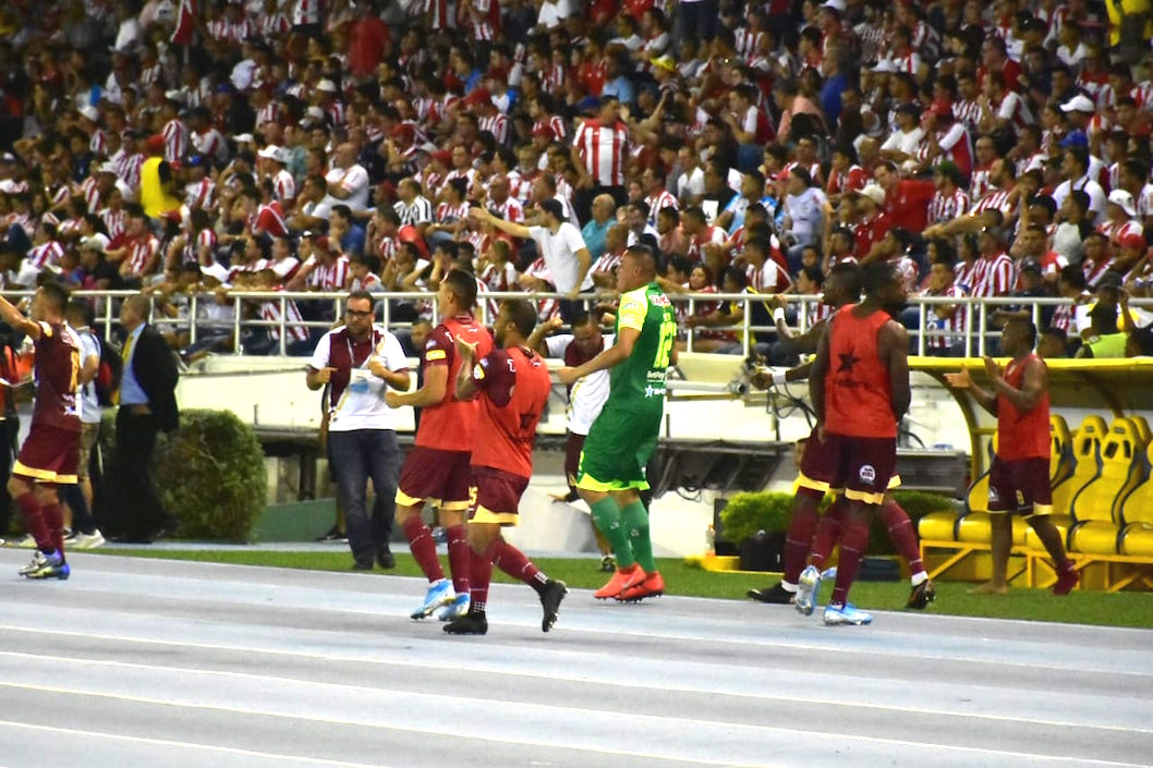 Festejo de jugadores del Deportes Tolima en el estadio Metropolitano.