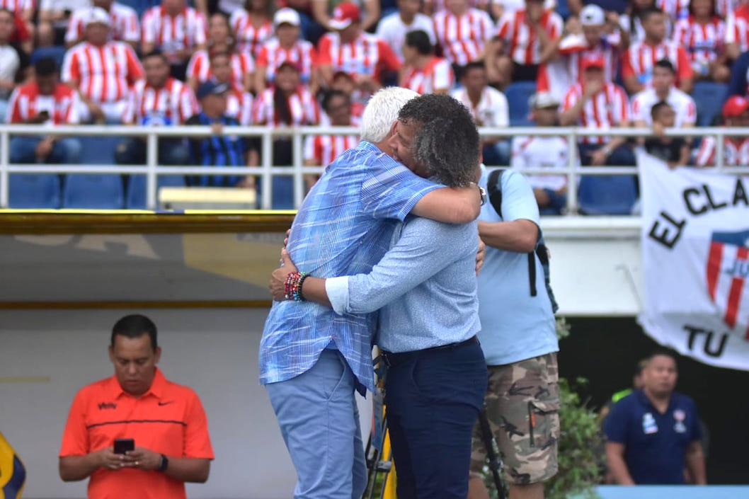El abrazo de los técnicos Julio Comesaña y Alberto Gamero.