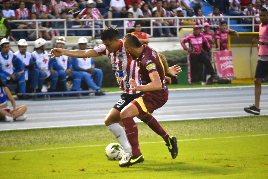 Teófilo Gutiérrez enfrentando la marca de José Moya.