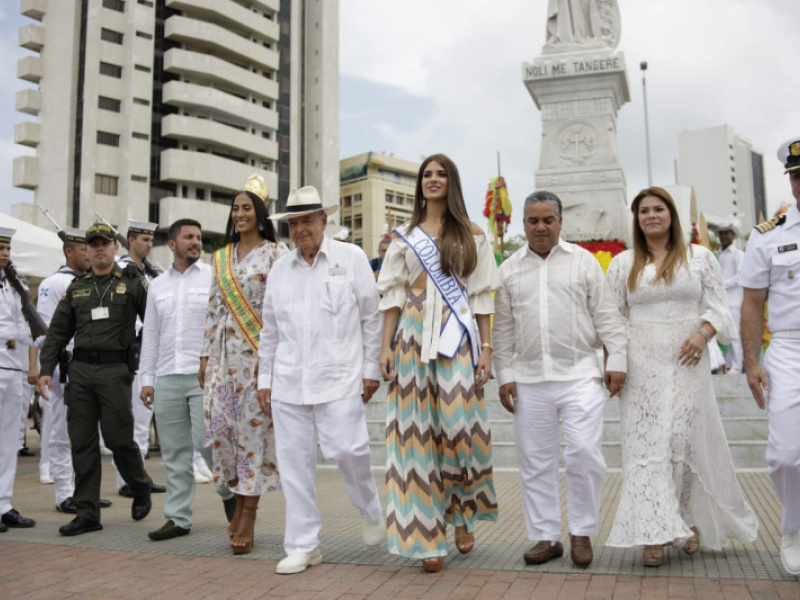 Gabriela Tafur (Señorita Colombia) junto a Raimundo Angulo (pdte del CNB), Pedrito Pereira (alcalde de Cartagena) y Estefany Meza (Reina de la Independencia).