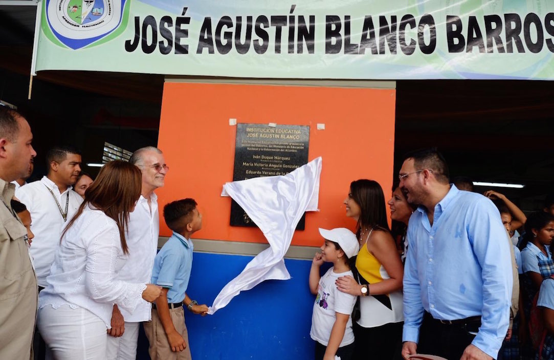 Develación de la placa en la IE José Agustín Blanco.