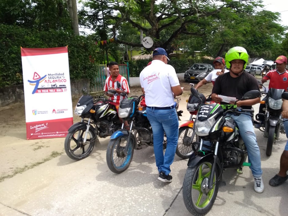 Campaña de socialización con motociclistas.