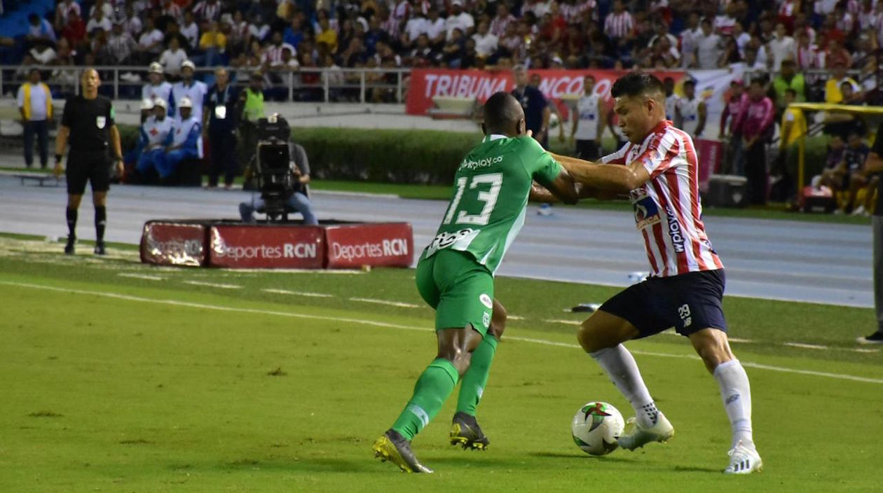 El otro duelo del partido: Helibelton Palacios con Teófilo Gutiérrez.