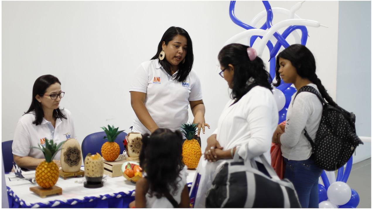 Mujeres emprendedoras exponen sus productos en el Aeropuerto Ernesto Cortissoz.