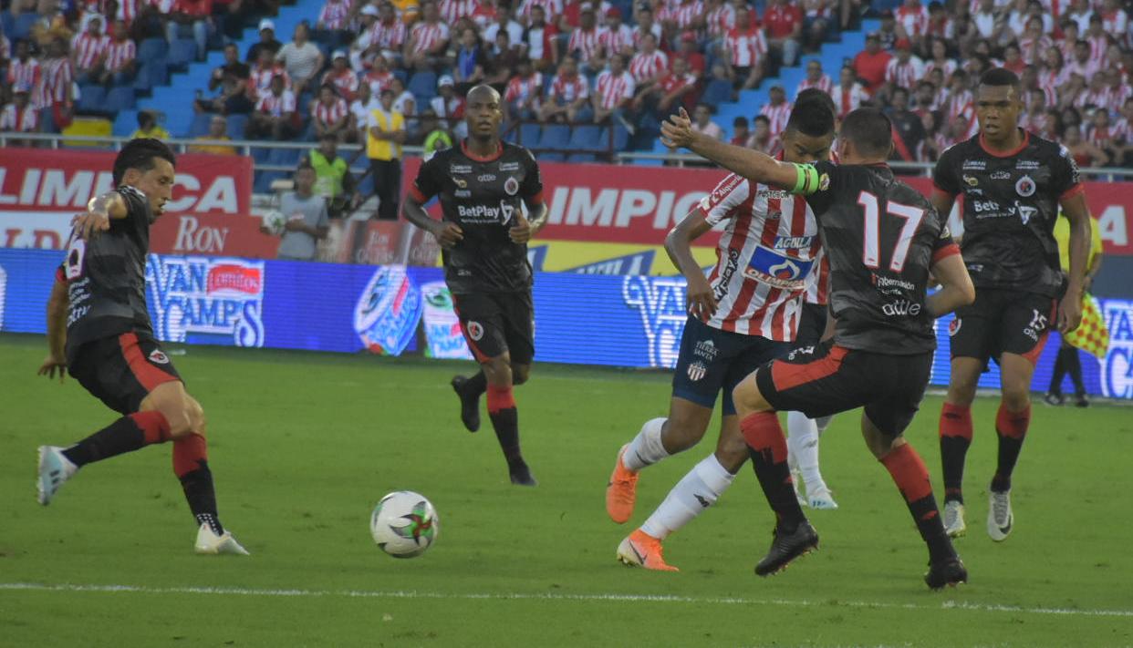 Teófilo Gutiérrez en otra jugada ofensiva.