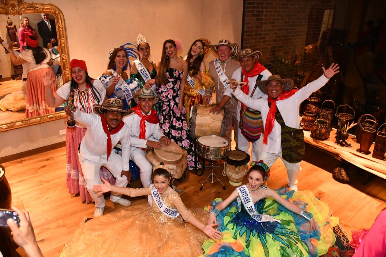 Reyes y capitanas de Aciba junto a Isabella Chams, Reina del Carnaval de Barranquilla.