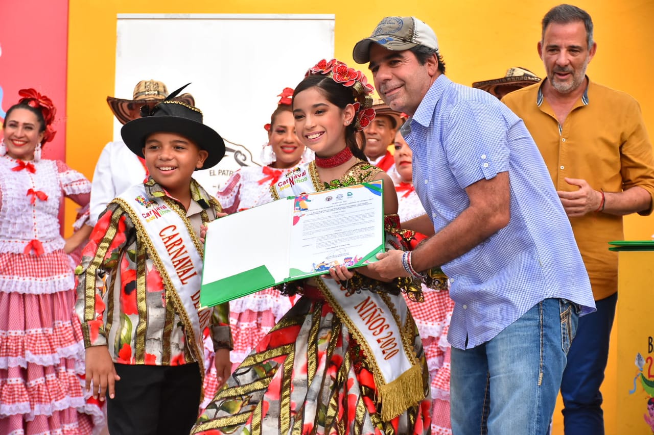Los Reyes del Carnaval de los Niños, Isaac Rodríguez y Miranda Torres, con el Alcalde Alejandro Char.