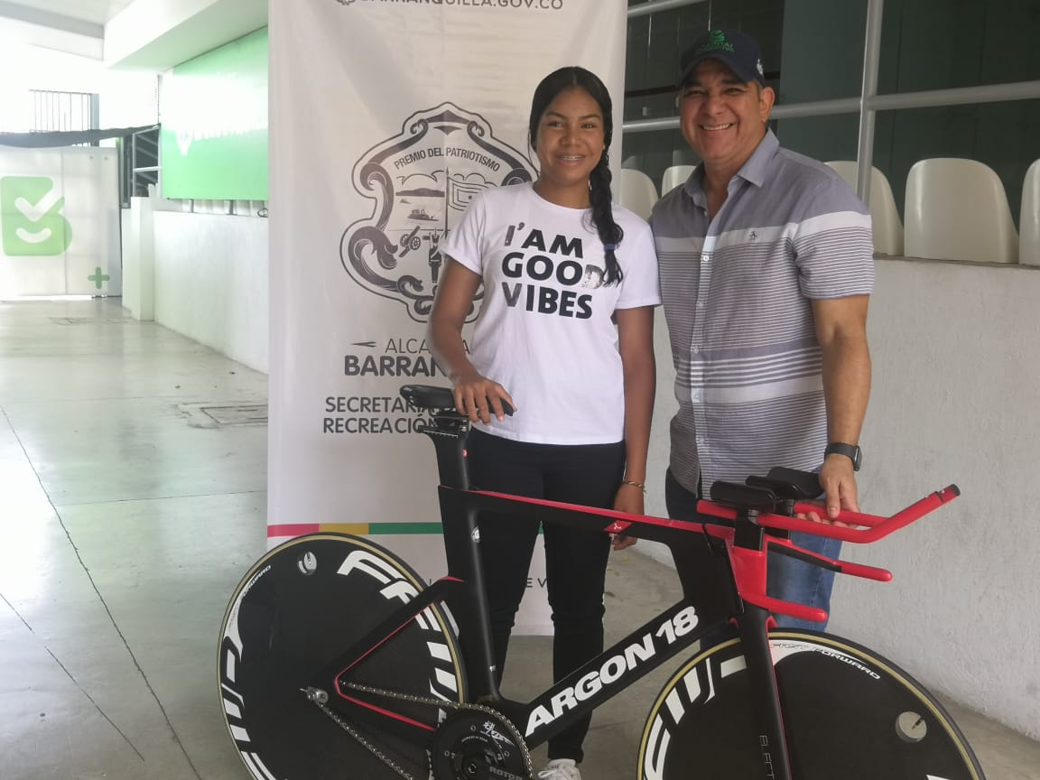 Marianis Salazar recibe de manos de José Luis Álvarez su nueva bicicleta. 