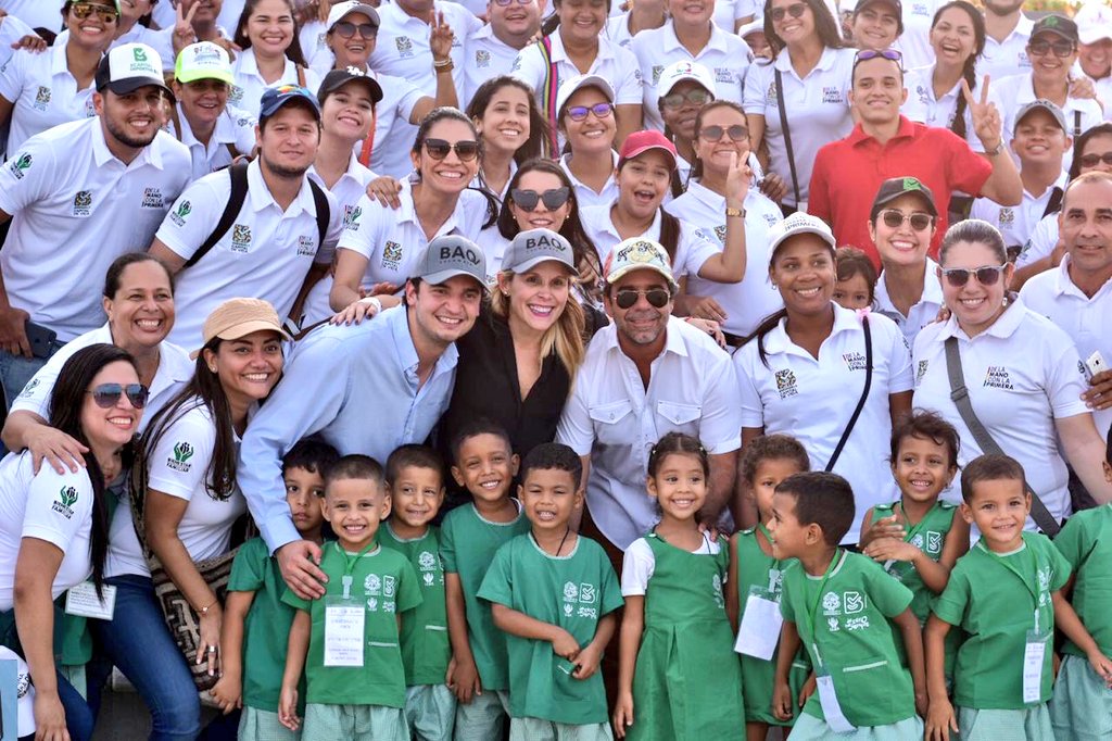 El Alcalde de Barranquilla, Alejandro Char, junto a funcionarios y niños que atienden en primera infancia.