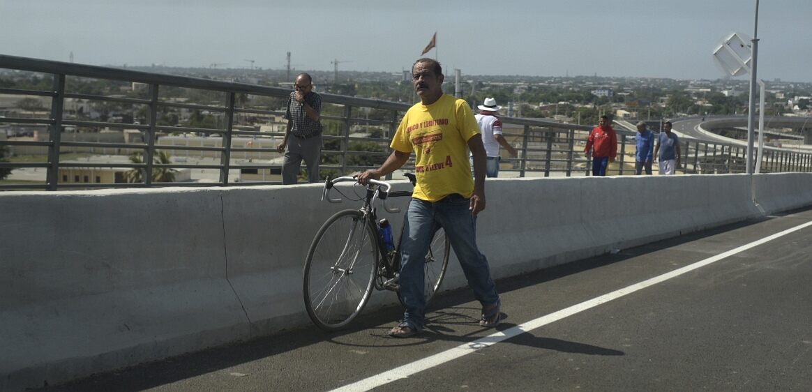 Por ahí, no. Las bicicletas tienen su espacio para transitar en el nuevo Puente Pumarejo.