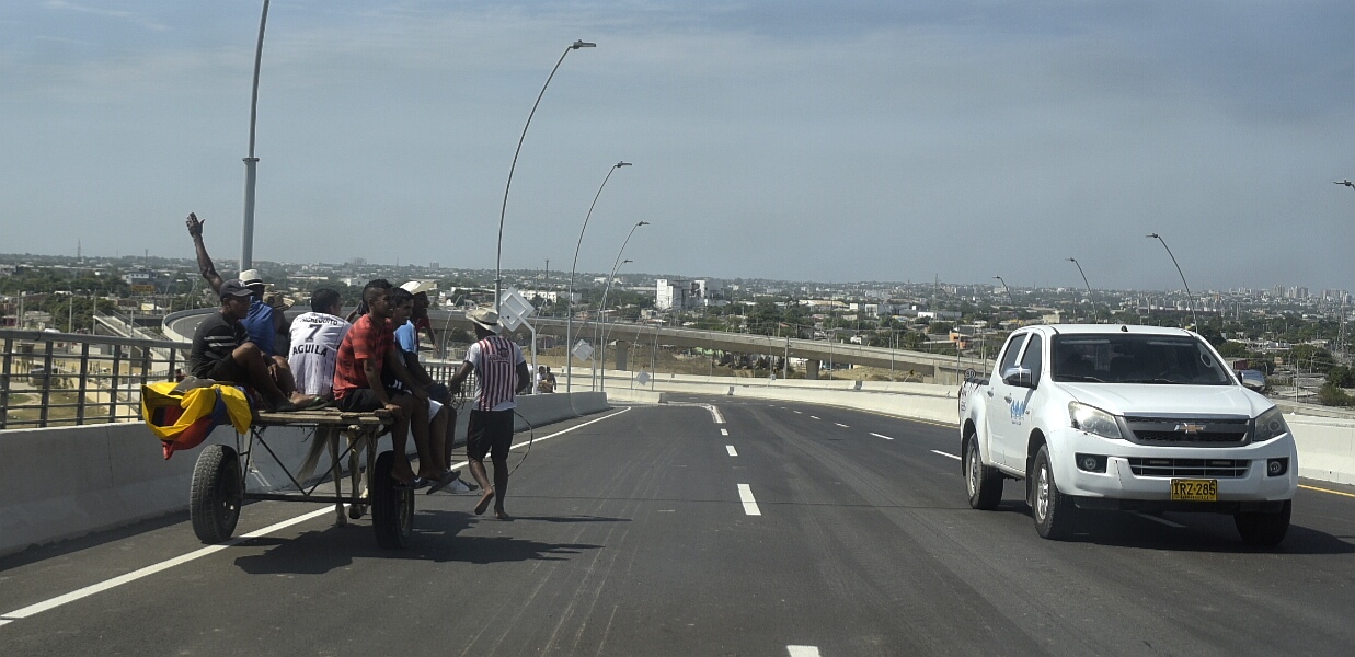 Un carro de mula en contravía y con sobrepeso, en la calzada en sentido Barranquilla-Palermo.