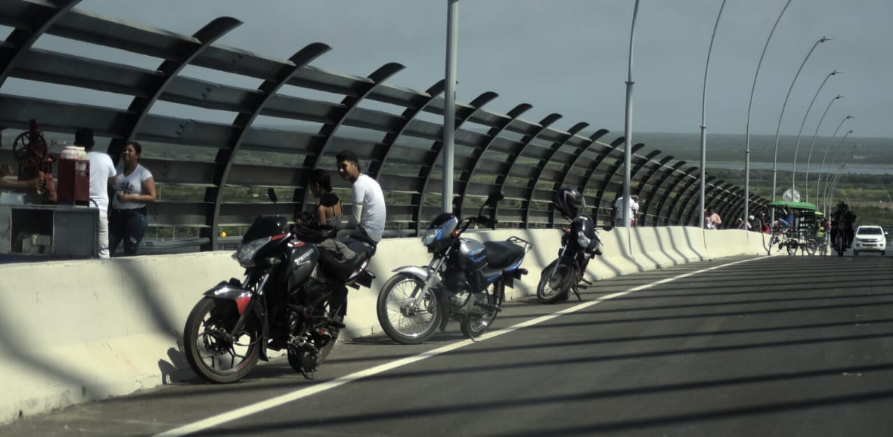 Motos parqueadas en el Puente Pumarejo en lugares de tránsito fue una de las constantes.
