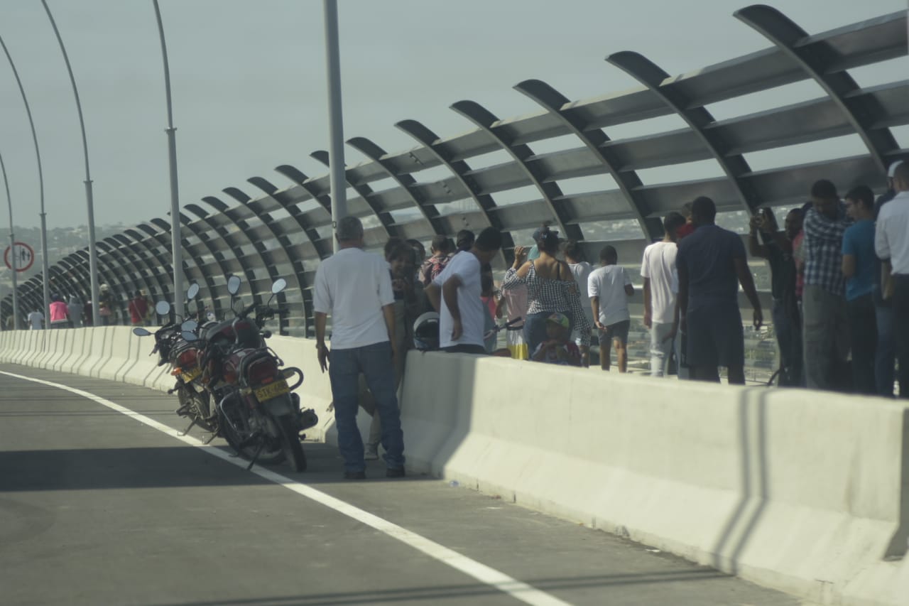 El paseo del día de muchos ciudadanos de barrios cercanos fue ir a conocer y caminar el nuevo Puente Pumarejo.