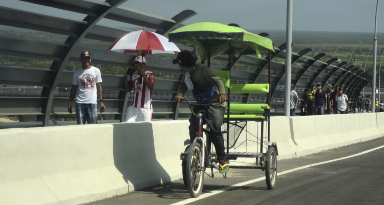 Los bicitaxis están prohibidos en esta vía, pero este conductor la usa en primer día del Puente Pumarejo.