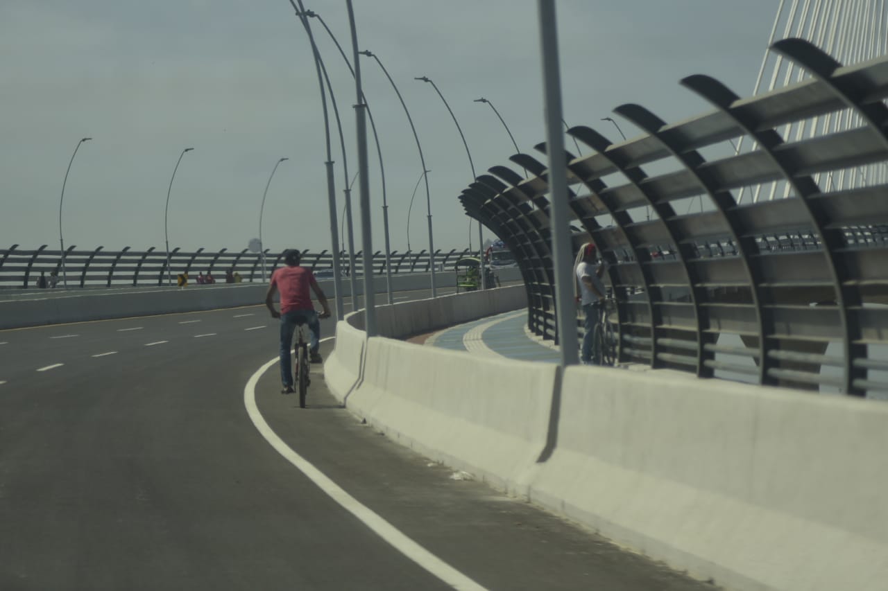Otro ciclista transita por donde no debe en el nuevo Puente Pumarejo.