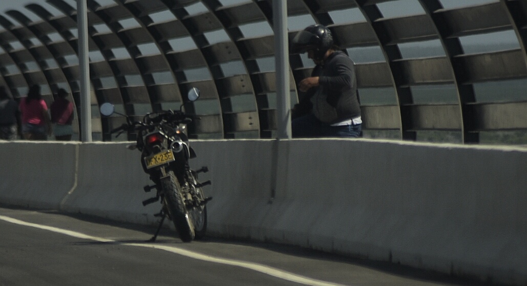 Una moto mal parqueada en el nuevo Puente Pumarejo.