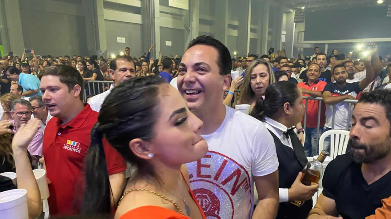 Cristian Castro con su novia barranquillera Martha Muvdi