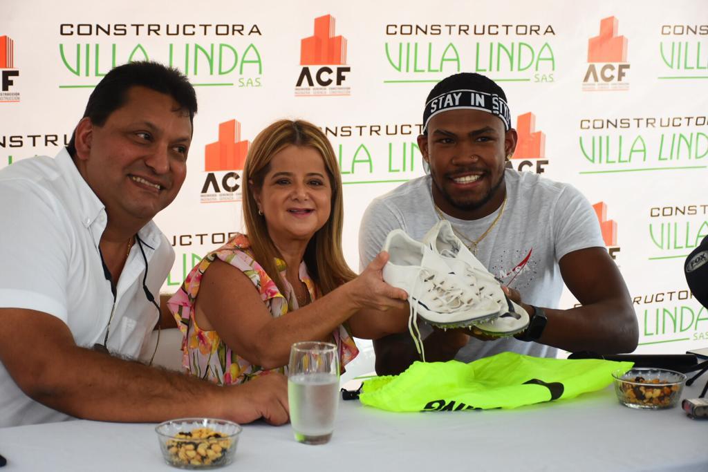El deportista el hizo entrega de un regalo muy especial a la gobernadora electa Elsa Noguera.