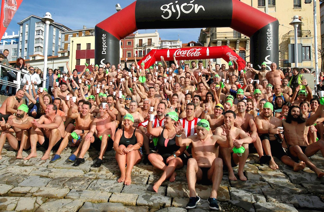 209 nadadores -166 hombres y 43 mujeres-, compitieron en la Travesía de Navidad de Gijón, la segunda más antigua de España, tras la de Barcelona. 
