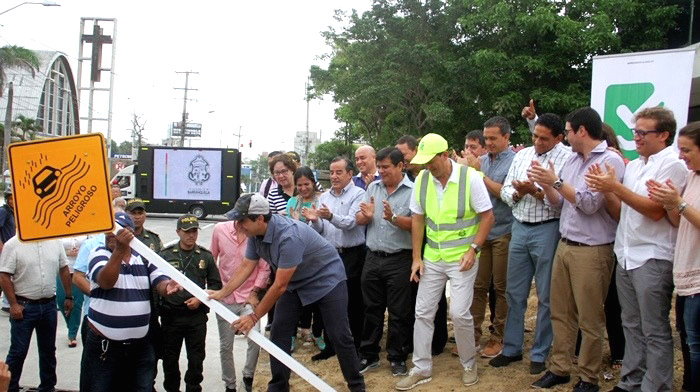 El Alcalde Alejandro Char derrumbando una señal preventiva de arroyos, para simbolizar el adiós a esa situación.
