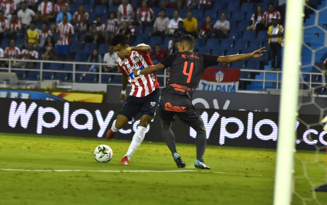 Luis Díaz remata ante la marca de Jonathan Marulanda, para el empate 1-1.