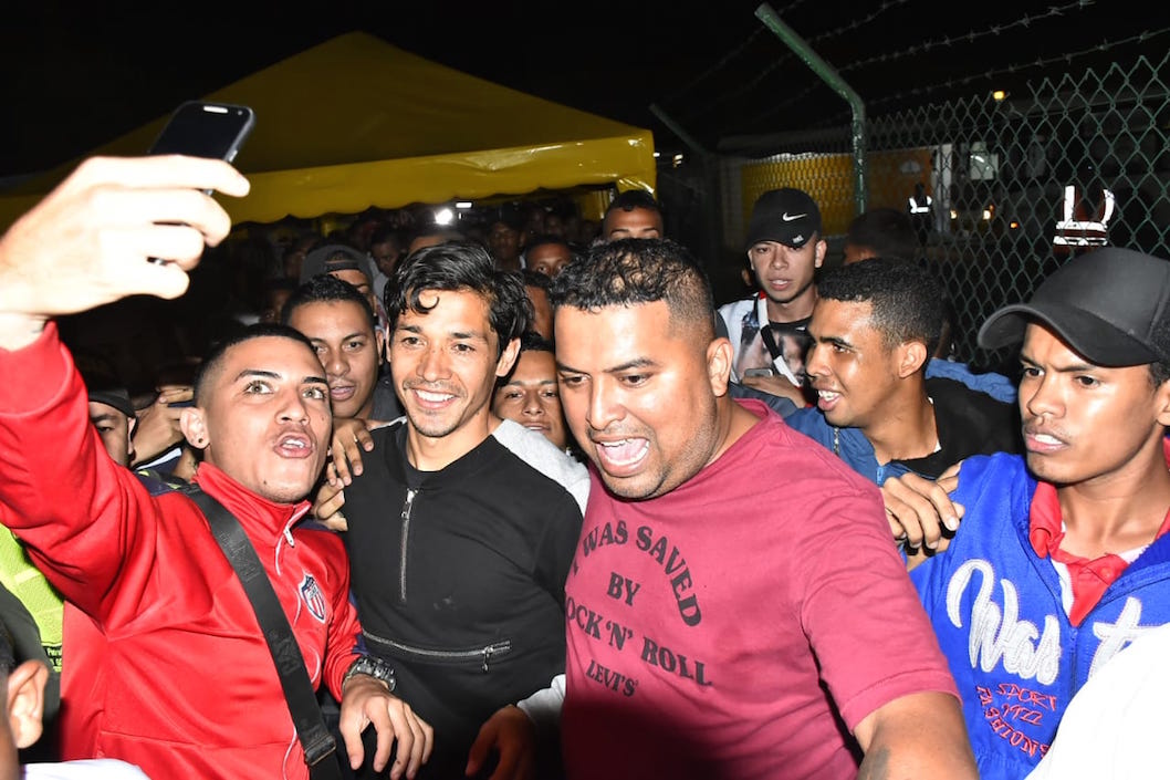 Selfie de Matías Fernández con los aficionados que esperaron su arribo.