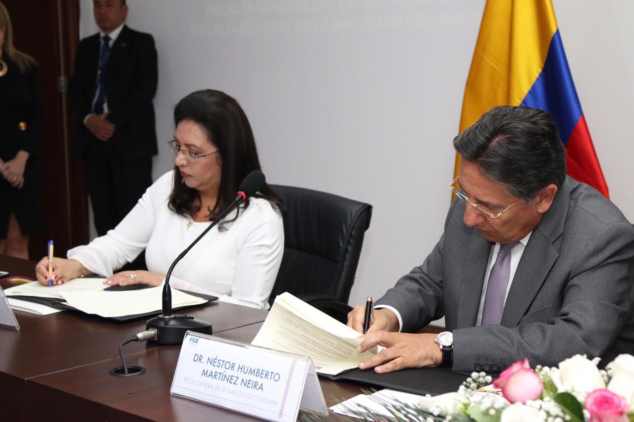 Ruth Jimena Palacios Brito, Fiscal General del Estado del Ecuador, y el Fiscal General de Colombia, Néstor Humberto Martínez Neira.